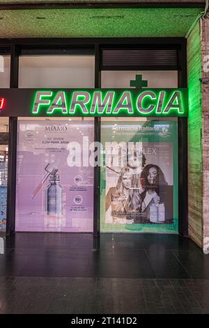 Rom, Italien - 2. Februar 2023: Apotheken im Bahnhof Termini Stockfoto