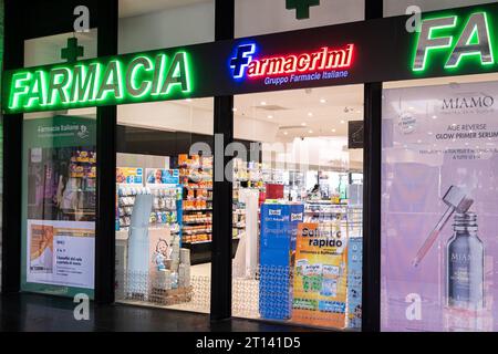 Rom, Italien - 2. Februar 2023: Apotheken im Bahnhof Termini Stockfoto