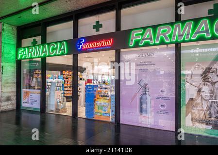 Rom, Italien - 2. Februar 2023: Apotheken im Bahnhof Termini Stockfoto