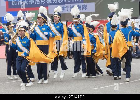 Die Mitglieder der UCLA Bruin Marching Band treten während des Taiwan National Day am 10. Oktober 2023 vor dem Platz des Präsidenten in Taipeh auf. Stockfoto