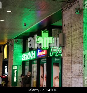 Rom, Italien - 2. Februar 2023: Apotheken im Bahnhof Termini Stockfoto