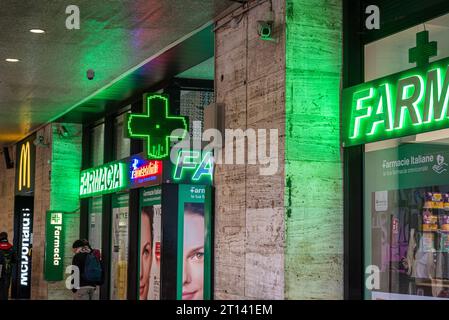 Rom, Italien - 2. Februar 2023: Apotheken im Bahnhof Termini Stockfoto