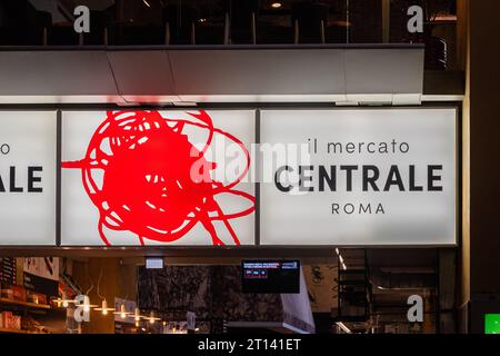 Rom, Italien - 2. Februar 2023: Schild für Food Court, bekannt als Central Market, il Mercato Centrale, am Bahnhof Termini Stockfoto