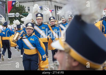 Die Mitglieder der UCLA Bruin Marching Band treten während des Taiwan National Day am 10. Oktober 2023 vor dem Platz des Präsidenten in Taipeh auf. Stockfoto