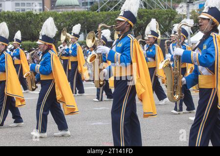 Die Mitglieder der UCLA Bruin Marching Band treten während des Taiwan National Day am 10. Oktober 2023 vor dem Platz des Präsidenten in Taipeh auf. Stockfoto