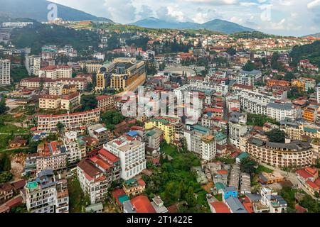 HANOI, VIETNAM - 12. AUGUST 2023: LANGE BIENBRÜCKE, GEBAUT VON DEN FRANZOSEN, HANOI, VIETNAM. Ein berühmtes Reiseziel für Touristen aus den USA, JAPAN, KOREA und CHINA. Stockfoto