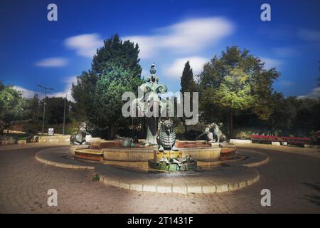 König Fahds Brunnen in Dschidda wirft Wasser in die Luft mit Nachtbeleuchtung. Der größte Brunnen der Welt. Jeddah. Saudi-Arabien, Rotes Meer Stockfoto