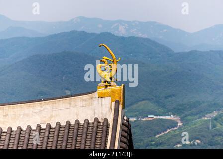 Blick vom Dach eines Tempels mit Panoramablick auf die Bergkette. Stockfoto