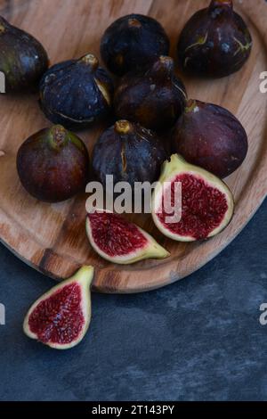 Stillleben Feigen auf einem Holzteller Stockfoto