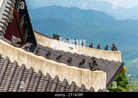 Nahaufnahme von Tierfiguren auf dem Dach eines traditionellen koreanischen Gebäudes Stockfoto
