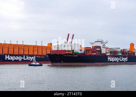 Das zur Zeit größte unter deutscher Flagge fahrende Schiff Containerschiff Berlin Express der Reederei Hapag-Lloyd liegt auf der Elbe in Hamburg am Hamburger Containerterminal Burchardkai CTB-IMO 9540118, MMSI 211119000 mit dem Containerschiff Valparaiso Express - IMO 9777589, MMSI 218833000Das zur Zeit größte unter deutscher Flagge fahrende Schiff Containerschiff Berlin Express der Reederei Hapag-Lloyd liegt auf der Elbe in Hamburg am Hamburger Containerterminal Burchardkai CTB -IMO 9540118, MMSI 211119000 mit dem Containersch, *** das derzeit größte Containerschiff unter deutscher Flagge B Stockfoto