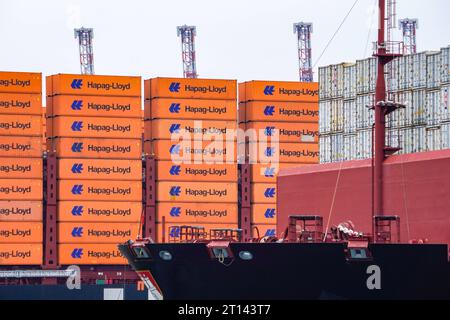 Das zur Zeit größte unter deutscher Flagge fahrende Schiff Containerschiff Berlin Express der Reederei Hapag-Lloyd liegt auf der Elbe in Hamburg am Hamburger Containerterminal Burchardkai CTB-IMO 9540118, MMSI 211119000 mit dem Containerschiff Valparaiso Express - IMO 9777589, MMSI 218833000Das zur Zeit größte unter deutscher Flagge fahrende Schiff Containerschiff Berlin Express der Reederei Hapag-Lloyd liegt auf der Elbe in Hamburg am Hamburger Containerterminal Burchardkai CTB -IMO 9540118, MMSI 211119000 mit dem Containersch, *** das derzeit größte Containerschiff unter deutscher Flagge B Stockfoto