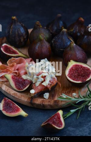 Feigen Käse mit Schimmel und Marmelade Stockfoto