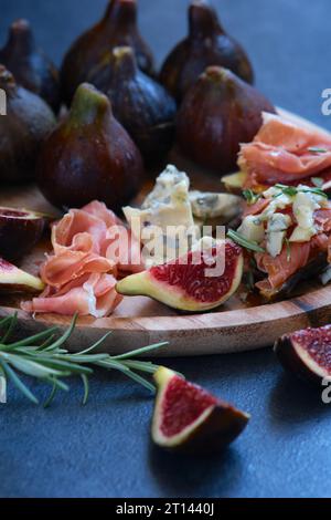 Feigen Käse mit Schimmel und Marmelade Stockfoto