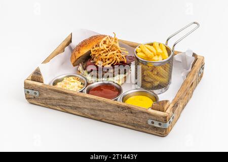 Köstlicher gegrillter hausgemachter Hamburger mit Rindfleisch, Tomaten, Käse und Salat auf weißem Hintergrund Stockfoto