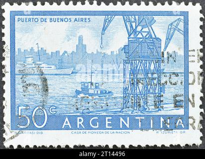 Gestempelte Briefmarke, gedruckt von Argentinien, die den Hafen von Buenos Aires zeigt, um 1956. Stockfoto