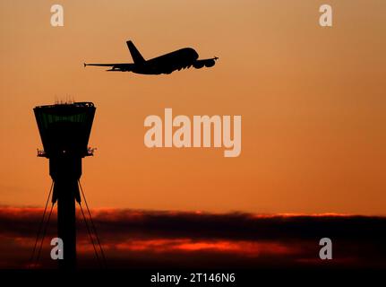 Dateifoto vom 01/16 eines Flugzeugs bei Sonnenuntergang über dem Flughafen Heathrow in London. Laut Angaben des Flughafens sind im September 7,1 Millionen Passagiere durch eines seiner Terminals gereist. Damit ist der September der erste Monat, in dem die Zahlen über dem Niveau vor der Pandemie lagen, aber das liegt vor allem daran, dass es im September 2019 Streiks gab. Letzten Monat sagte das Unternehmen, dass die Jahreszahlen für dieses Jahr noch unter dem Niveau vor der Pandemie liegen werden. Im Vergleich zu vor einem Jahr stieg die Zahl der Fluggäste um 22,4 %. Ausgabedatum: Mittwoch, 11. Oktober 2023. Stockfoto