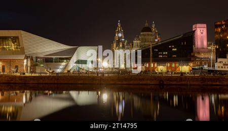 Liverpool, vereinigtes Königreich Mai, 16, 2023 Panoramablick auf Liverpool vom Albert Dock, dem Museum of Liverpool, dem Royal Liver Building Stockfoto