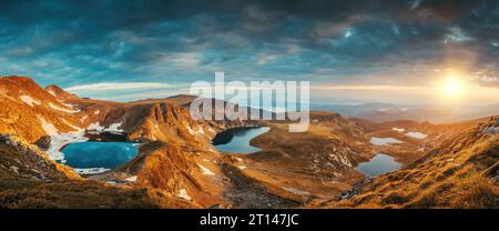 Panoramablick auf sieben Rila-Seen und Wasserfälle in der Natur der Bergkette, Wandern, Trekking und Tourismus in Bulgarien Stockfoto