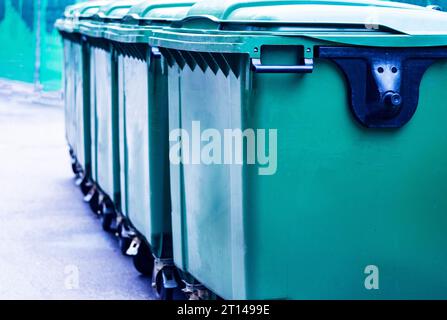 Kunststoffbehälter, Tanks. Sortierung von Müll. Abfallrecycling. Öffentliche Abfallbehälter Stockfoto