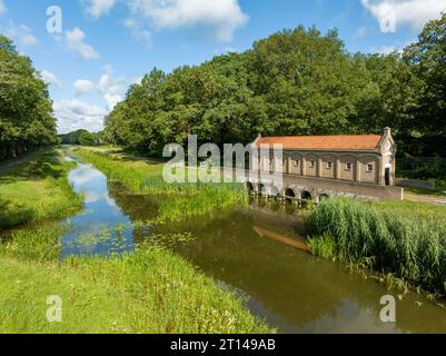 Restauriertes altes Wehr mit dem Namen schuivenhuisje, das 1887 am Almelo-Nordhorn-Kanal in der Provinz Overijssel, Niederlande, erbaut wurde Stockfoto