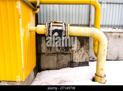 Ventil an der Gasleitung. Versorgung der Erdgaspopulation. Station der Übertragung und Einstellung des Gasdrucks. Concept Gasversorgung. Ventilrohr Stockfoto