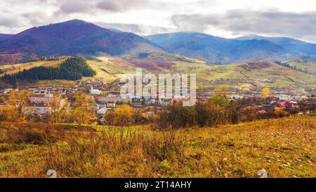 Ländliche Landschaft im Herbst. Atemberaubende Berglandschaft mit bewaldeten Hügeln, Tal und offenem ausblick Stockfoto