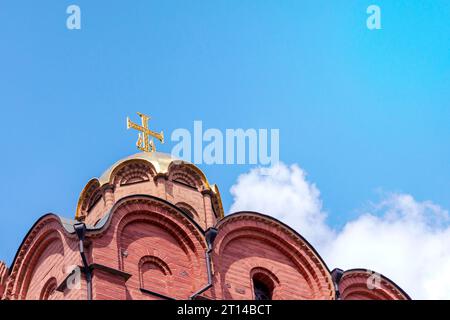 Goldkuppeln christlicher Kirchen. Haus des Gebets. Religionsbegriff, glaube an Gott. Kuppeln mit Kreuzen vor dem Hintergrund des wunderschönen Himmels mit Stockfoto