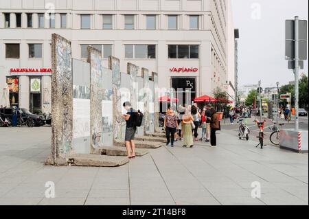 Berlin, Deutschland. August 2022. Ein Teil der Berliner Mauer steht noch und ist ein Ziel für Besucher und Touristen Stockfoto