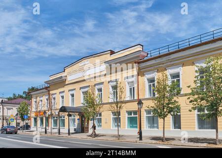 Kasan, Russland - 15. Juni 2023: Historisches altes Herrenhaus - Tschelyschews Haus in der Kremlevskaja Straße, Mitte des 19. Jahrhunderts, Architekt unbekannt, Kulturherita Stockfoto