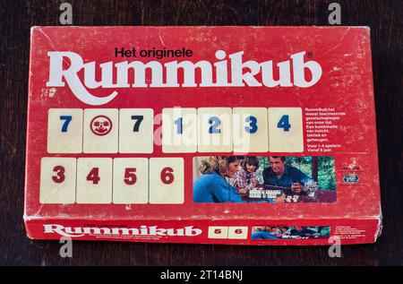 Amsterdam, Niederlande, 11.10.2023, Rummikub, ein beliebtes Brettspiel auf Kacheln Stockfoto