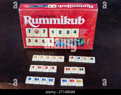 Amsterdam, Niederlande, 11.10.2023, Rummikub-Box und Fliesen auf dem Tisch Stockfoto