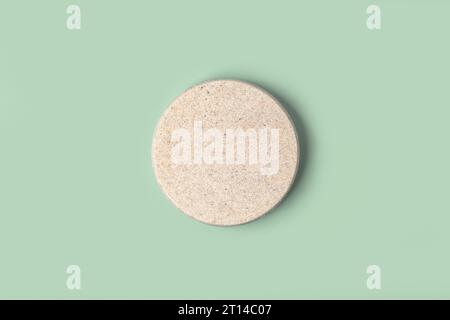 Rundes Podium auf grünem Hintergrund. Sockel Aus Natürlichem Marmor. ECO Beauty-Produkt-Mockup-Aktion. Anzuzeigende Szene. Stone Showcase, Display Case. Draufsicht Stockfoto