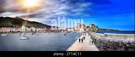 Wunderschöner Panoramablick auf die Hafenstadt Castro Urdiales, Kantabrien. Tourismus in Küstenstädten, Nordspanien.Reise- und Touristenziele Konz Stockfoto