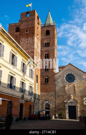 Kathedrale St. Michael Erzengel umgeben von Türmen im mittelalterlichen historischen Zentrum von Albenga, Italien. Stockfoto