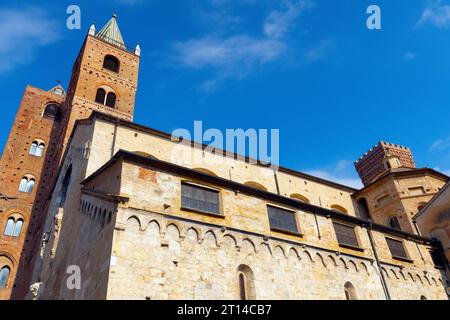 Kathedrale St. Michael Erzengel umgeben von Türmen im mittelalterlichen historischen Zentrum von Albenga, Italien. Stockfoto