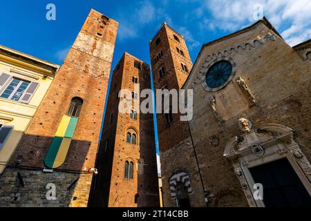 Kathedrale St. Michael Erzengel umgeben von Türmen im mittelalterlichen historischen Zentrum von Albenga, Italien. Stockfoto