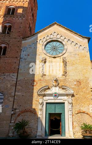 Kathedrale St. Michael Erzengel umgeben von Türmen im mittelalterlichen historischen Zentrum von Albenga, Italien. Stockfoto