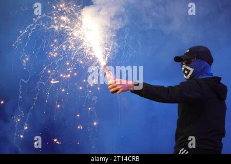 firo: 22/2023 Fußball: 2. Bundesliga VfL Osnabruck - HSV Hamburg HSV Hamburg Hamburg Hamburg Hamburg Hamburg 2:1 Pyrotechnik, Feuerwerk, Ultras, Fans, Pyro, Rauch Stockfoto