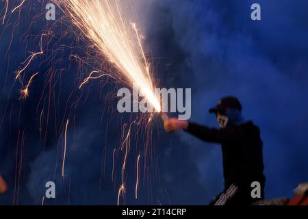 firo: 22/2023 Fußball: 2. Bundesliga VfL Osnabruck - HSV Hamburg HSV Hamburg Hamburg Hamburg Hamburg Hamburg 2:1 Pyrotechnik, Feuerwerk, Ultras, Fans, Pyro, Rauch Stockfoto