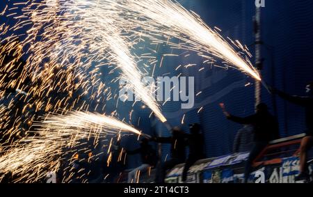 firo: 22/2023 Fußball: 2. Bundesliga VfL Osnabruck - HSV Hamburg HSV Hamburg Hamburg Hamburg Hamburg Hamburg 2:1 Pyrotechnik, Feuerwerk, Ultras, Fans, Pyro, Rauch am Zaun Stockfoto
