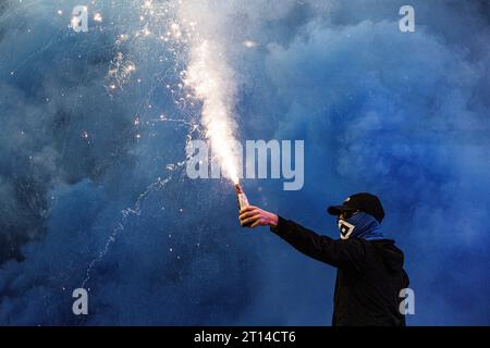 firo: 22/2023 Fußball: 2. Bundesliga VfL Osnabruck - HSV Hamburg HSV Hamburg Hamburg Hamburg Hamburg Hamburg 2:1 Pyrotechnik, Feuerwerk, Ultras, Fans, Pyro, Rauch Stockfoto