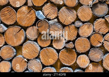 Textur quadratische Holzstäbe. Hintergrund eines Baums. Holzstruktur, Holzdielen Hintergrund, Gestreifter Holzschreibtisch Nahaufnahme, Braune Bretter. Oberfläche von Stockfoto