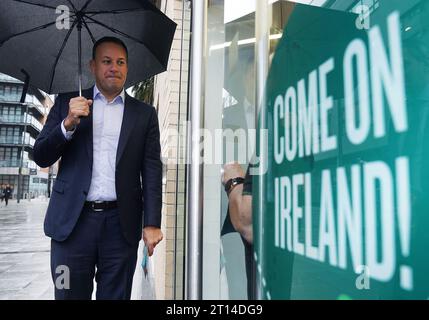 Taoiseach Leo Varadkar spricht mit einem Ladenarbeiter während einer morgendlichen Pendlerfahrt am Bürgermeister-Platz im Stadtzentrum von Dublin. Bilddatum: Mittwoch, 11. Oktober 2023. Stockfoto