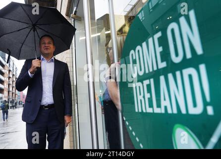 Taoiseach Leo Varadkar spricht mit einem Ladenarbeiter während einer morgendlichen Pendlerfahrt am Bürgermeister-Platz im Stadtzentrum von Dublin. Bilddatum: Mittwoch, 11. Oktober 2023. Stockfoto