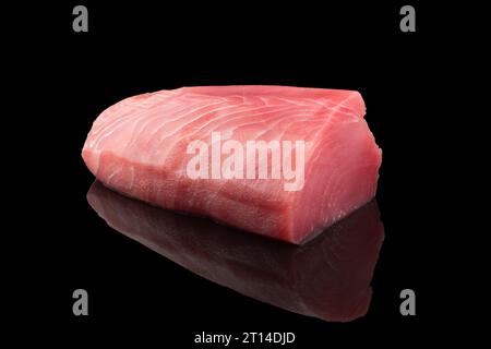 Gelbflossenthunfischsteak isoliert auf schwarzem Hintergrund. Frisches, seltenes Thunfischsteak isoliert. Rohe Textur von Gelbflossenthunfischfilet. Hintergrund frisches Fischfleisch. Oben Stockfoto