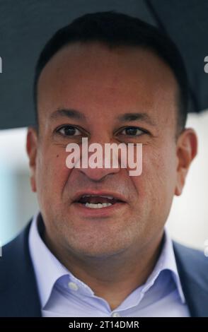 Taoiseach Leo Varadkar spricht mit den Medien nach einem Vormittagsbesuch von Pendlern auf dem Bürgermeisterplatz im Stadtzentrum von Dublin. Bilddatum: Mittwoch, 11. Oktober 2023. Stockfoto