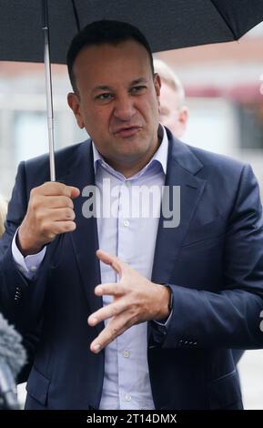 Taoiseach Leo Varadkar spricht mit den Medien nach einem Vormittagsbesuch von Pendlern auf dem Bürgermeisterplatz im Stadtzentrum von Dublin. Bilddatum: Mittwoch, 11. Oktober 2023. Stockfoto