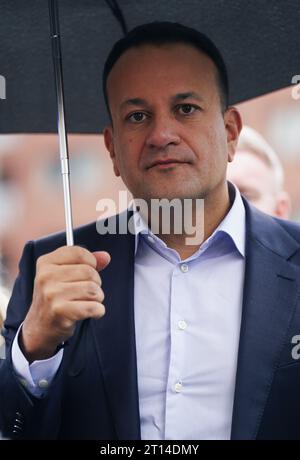 Taoiseach Leo Varadkar spricht mit den Medien nach einem Vormittagsbesuch von Pendlern auf dem Bürgermeisterplatz im Stadtzentrum von Dublin. Bilddatum: Mittwoch, 11. Oktober 2023. Stockfoto