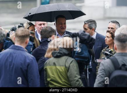 Taoiseach Leo Varadkar spricht mit den Medien nach einem Vormittagsbesuch von Pendlern auf dem Bürgermeisterplatz im Stadtzentrum von Dublin. Bilddatum: Mittwoch, 11. Oktober 2023. Stockfoto